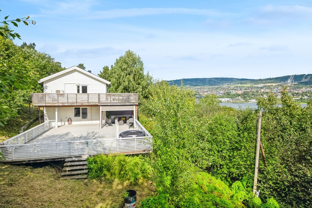 Terrasse med mjøsutsikt. Galleribilde