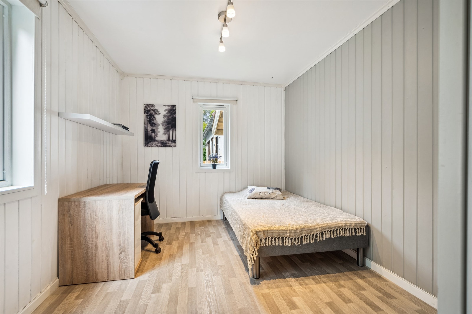 Det andre soverommet er lyst og trivelig. Her er det belegg på gulv og malt panel på vegger. Galleribilde