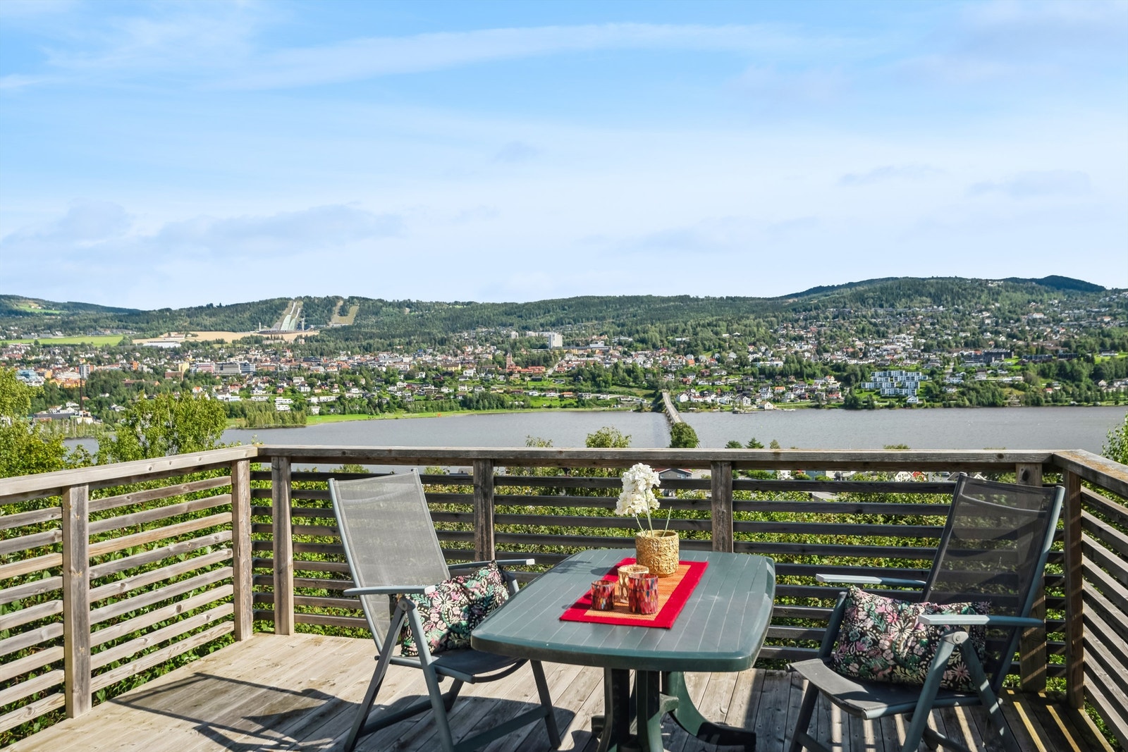 Balkongen har en upåklagelig utsikt og gode solforhold. Galleribilde