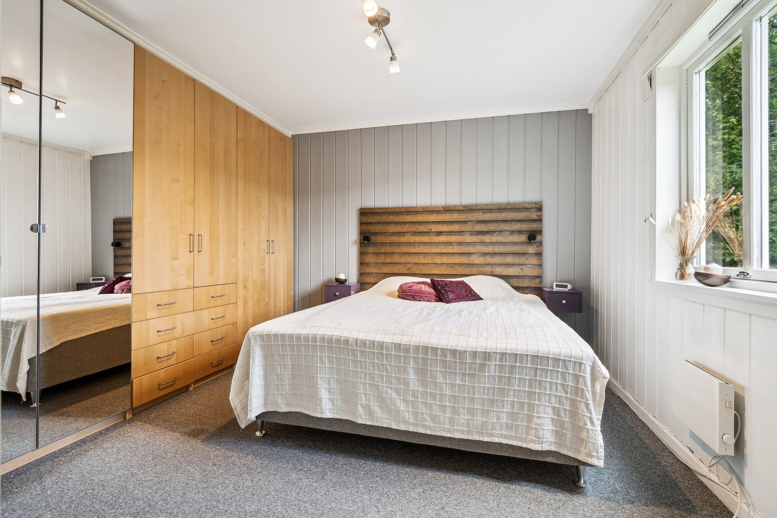Hovedsoverommet er i god størrelse med fin plass for dobbeltseng. I tillegg romslig garderobeskap med speil på ene veggen, noe som gir god oppbevaringsplass. Galleribilde