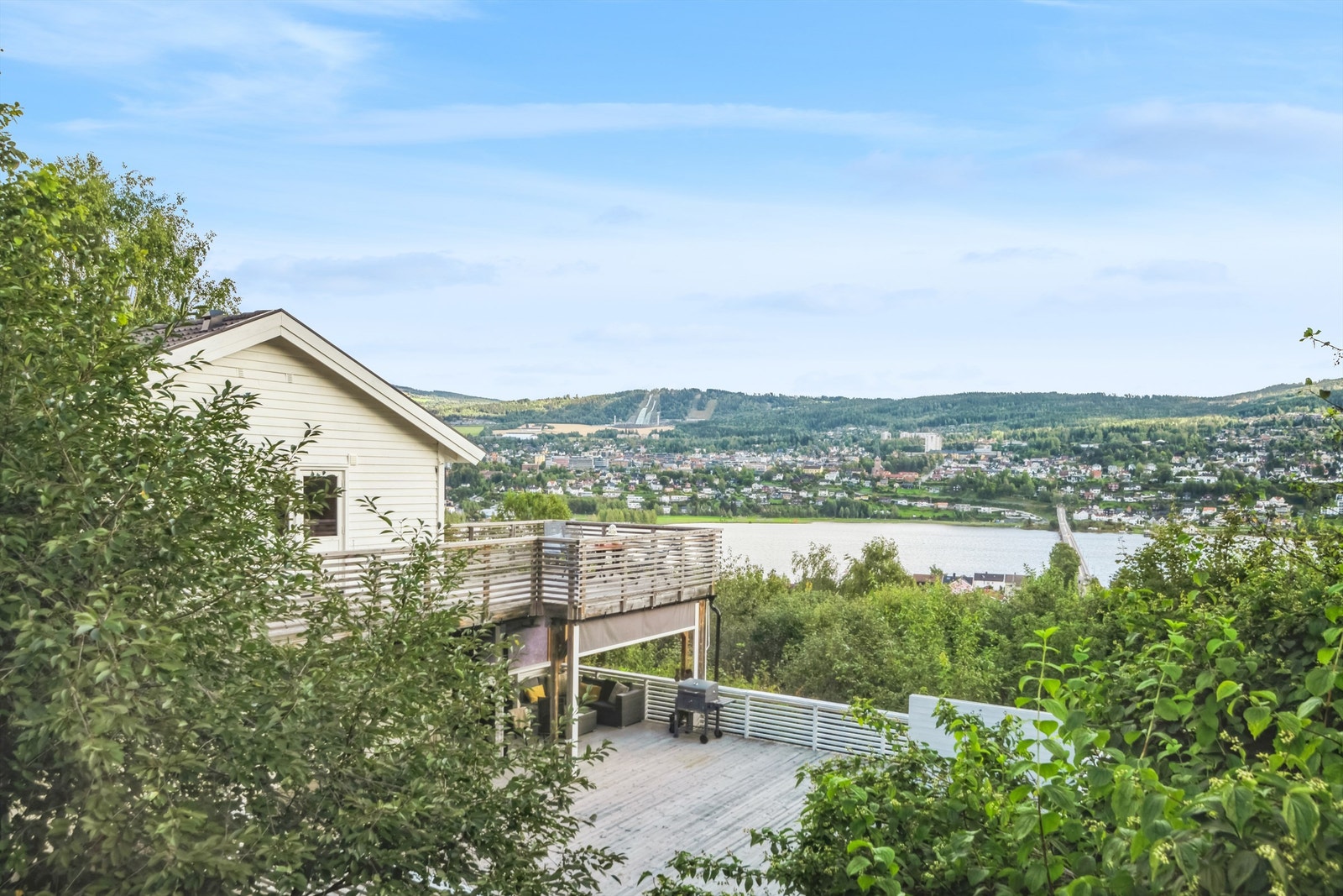 Denne eiendommen byr på en fantastisk utsikt over Mjøsa og Lillehammer! Galleribilde