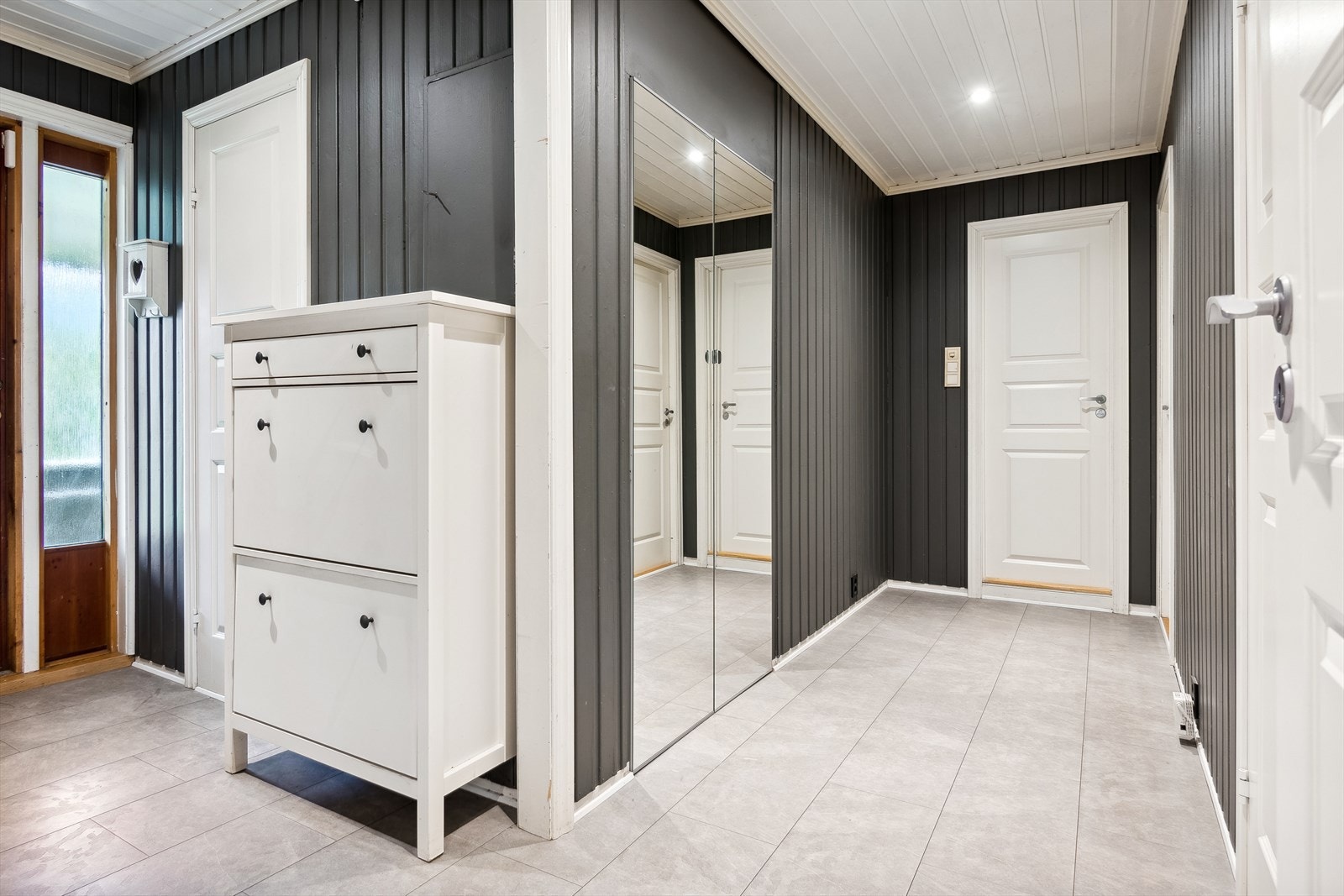 De fleste av boligens rom ligger i tilknytning gangen. Her er det etablert en integrert garderobeløsning. Galleribilde