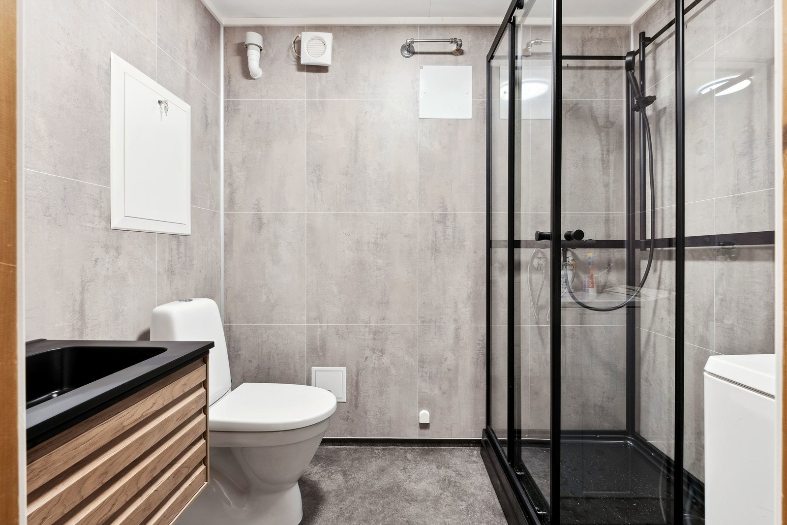 Her får du i tillegg et pent og moderne bad på 3,5 m² med alt man trenger. Badet ble i 2024 og 2025 totalrenovert og har blitt vurdert til tilstandsgrad 0 av takstmann på alt teknisk. Galleribilde