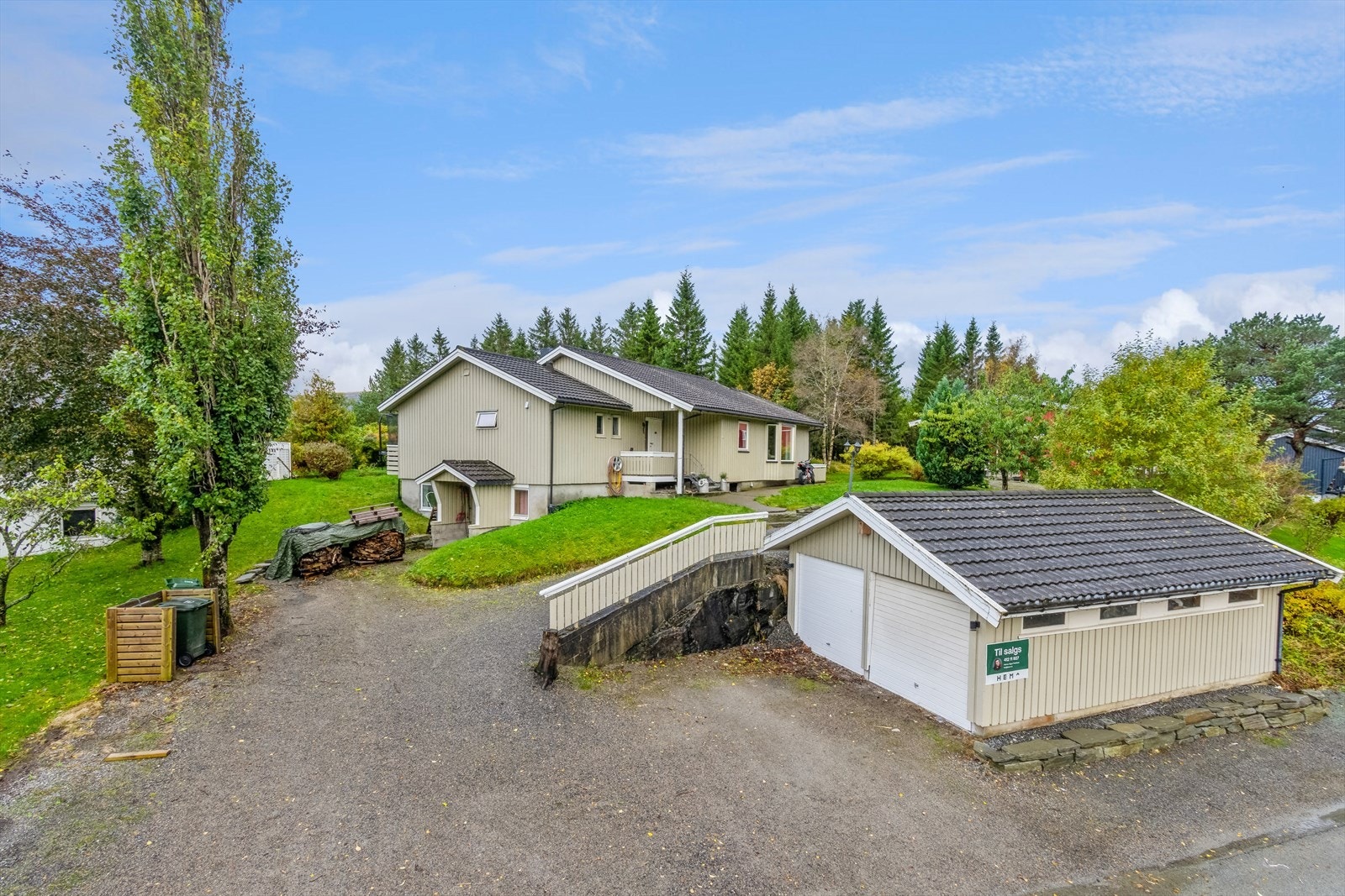 Boligen har en romslig, selveid tomt på 913 m² med stor dobbeltgarasje, gårdsplass og fine grøntarealer. Galleribilde