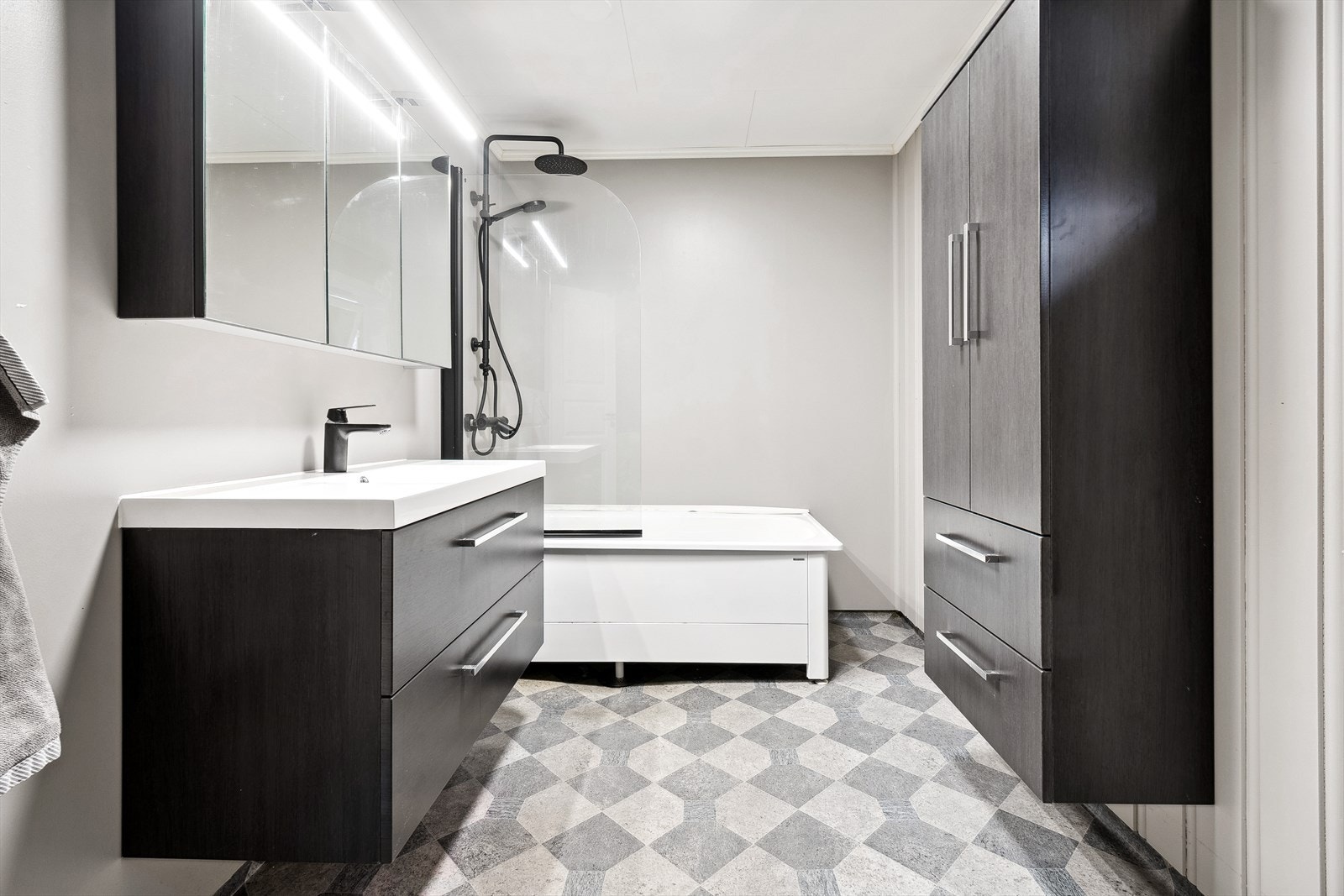 Baderommet byr på moderne og delikate fargekombinasjoner. Galleribilde