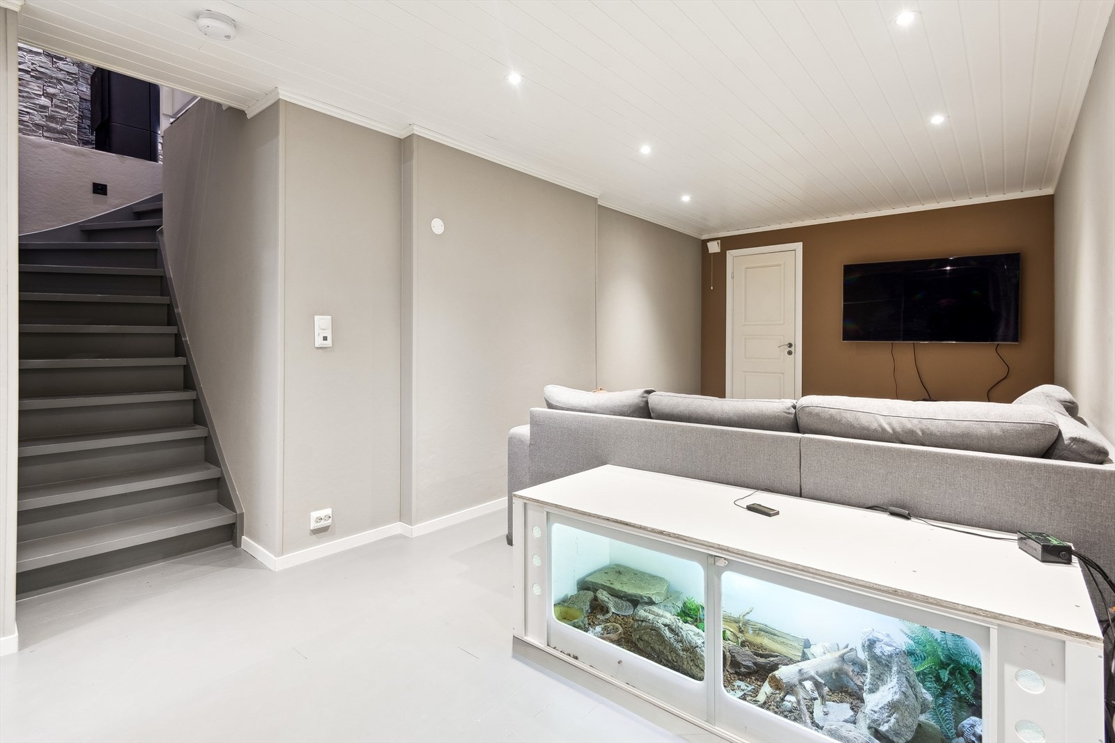 I underetasjen finner man en romslig kjellerstue på 19,5m². Galleribilde