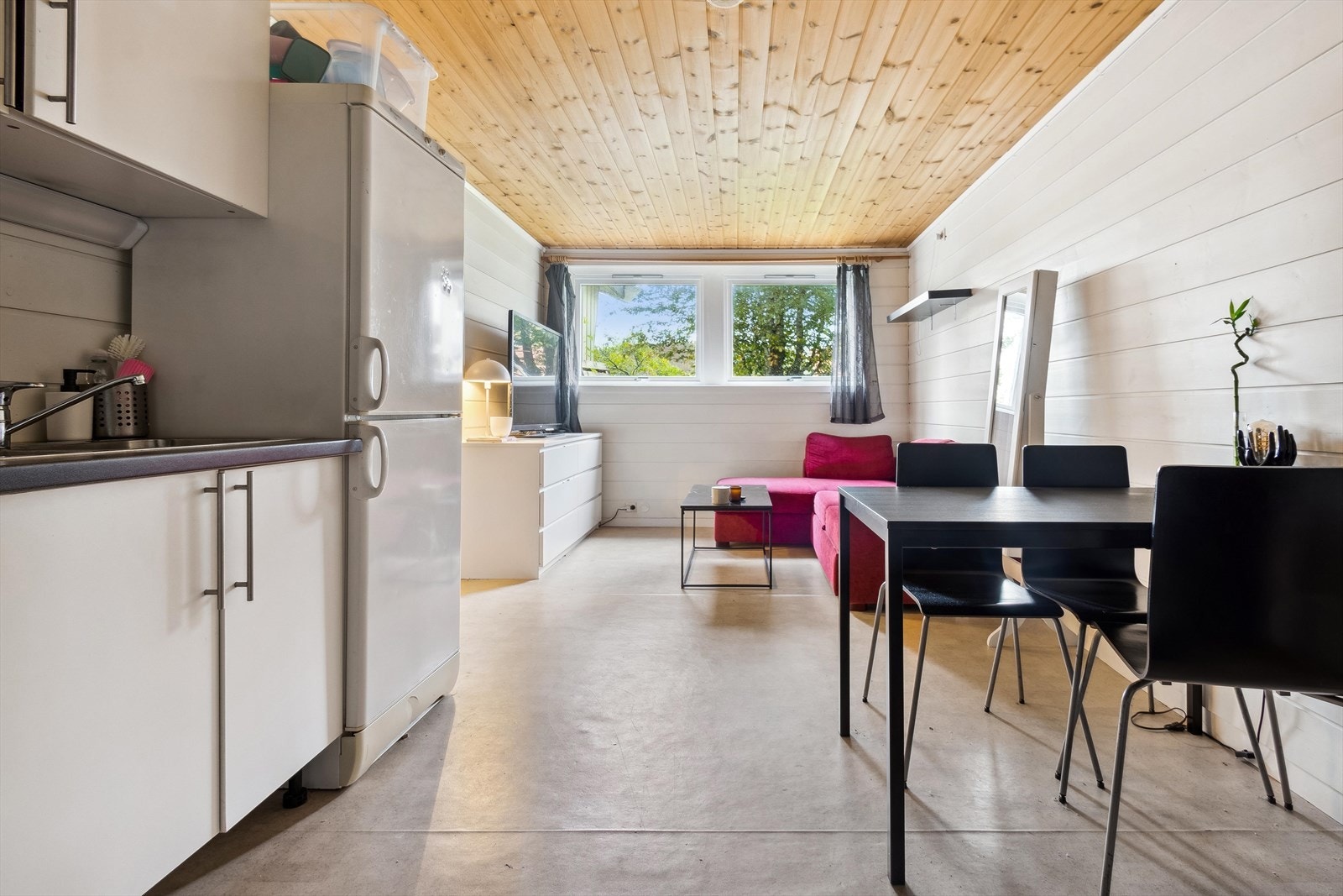 Hybeldelen består av åpen stue- og kjøkkenløsning, soverom, gang og baderom. Det foreligger ferdigattest for bruksendring til egen boenhet i kjeller, fra 2024. Galleribilde