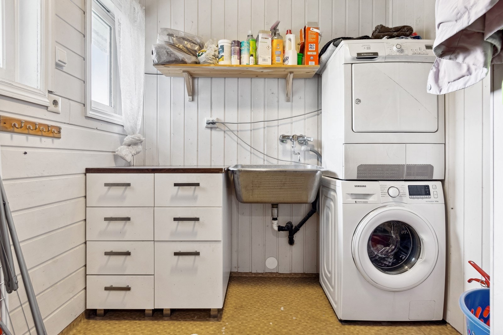 I tilknytning gangen på hoveddel ligger en praktisk vaskerom. Galleribilde