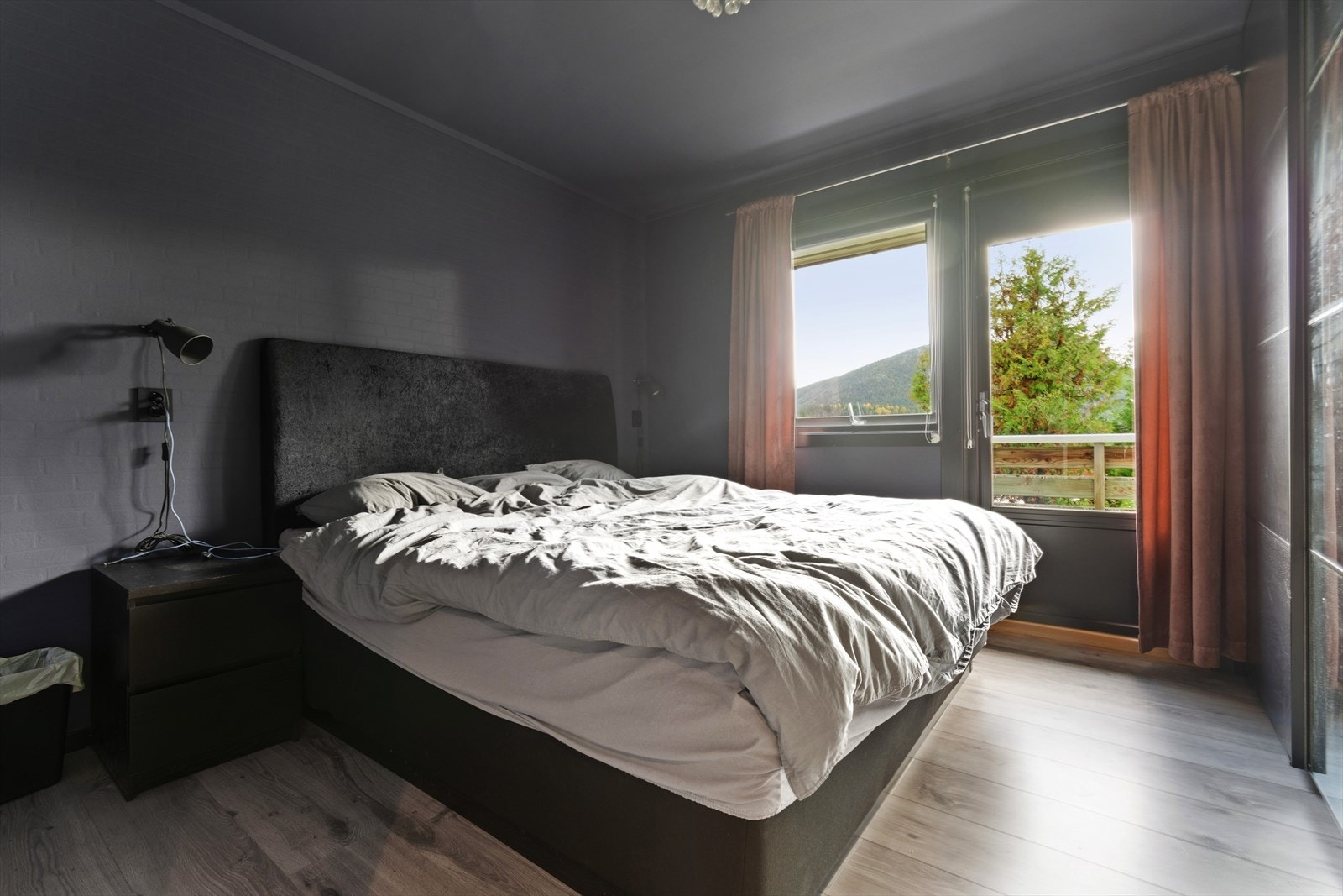 Hovedsoverommet strekker seg over 11m², og har direkte utgang til balkong. Det er etablert en romslig garderobeløsning som medfølger handelen. Galleribilde