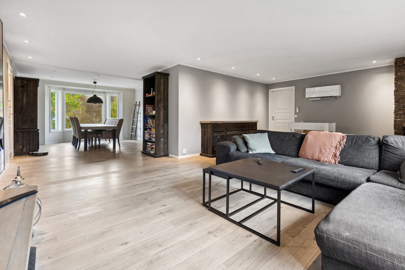 Den gode planløsningen på stue- og kjøkken gir en naturlig rominndeling med god plass til tv- og spiseseksjon. Galleribilde