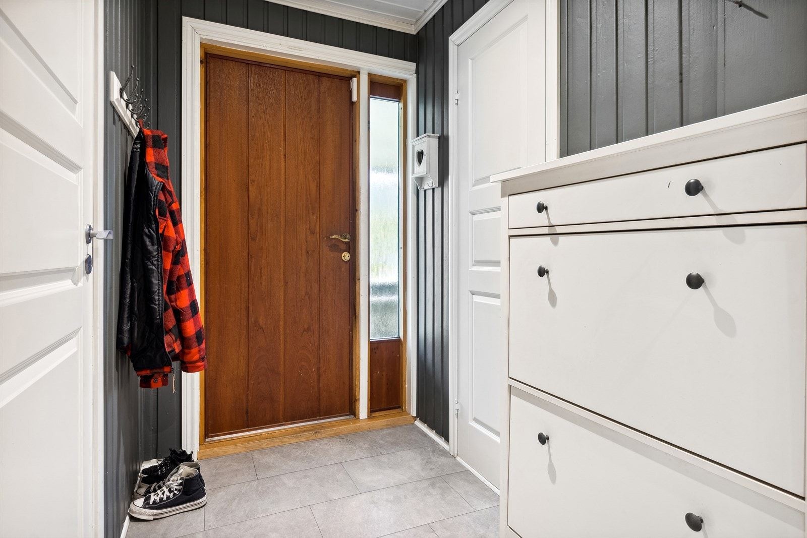 Når man kommer inn i boligen trer man inn i en romslig gang på 9m² som gir rikelig med oppbevaringsplass. Galleribilde