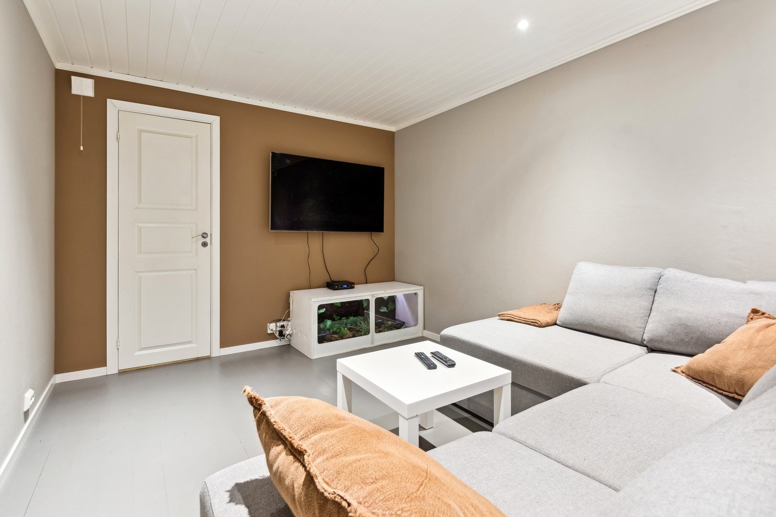 Fra boligen er det kun 4 minutters kjøring inn til Åfjord sentrum, hvor man finner et bredt utvalg av servicefasiliteter. Galleribilde