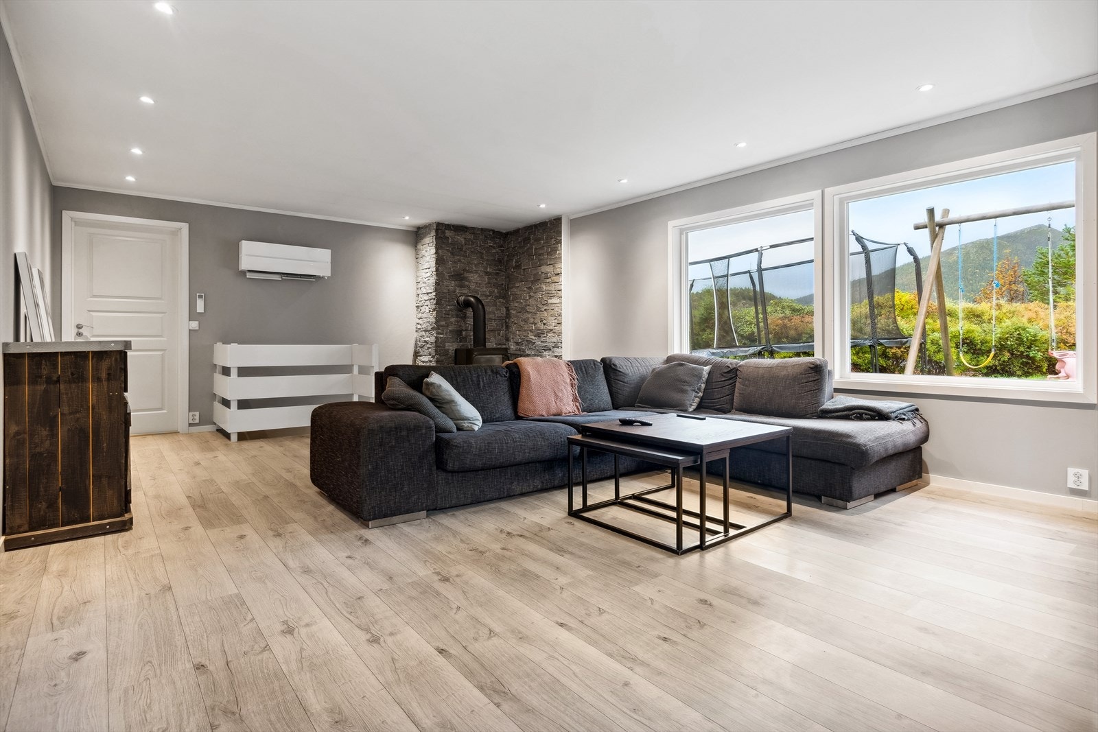 Boligen er av god størrelse, og strekker seg over 185m² fordelt på to etasjer. Galleribilde