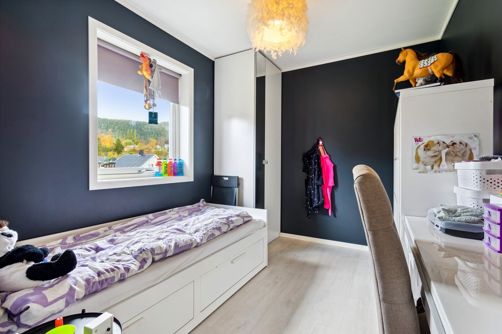 To av boligens soverom ligger i tilknytning stuerommet. Dette soverommet strekker seg over 7,5m² og gir rom for både seng, garderobeskap og skrivebord. Galleribilde