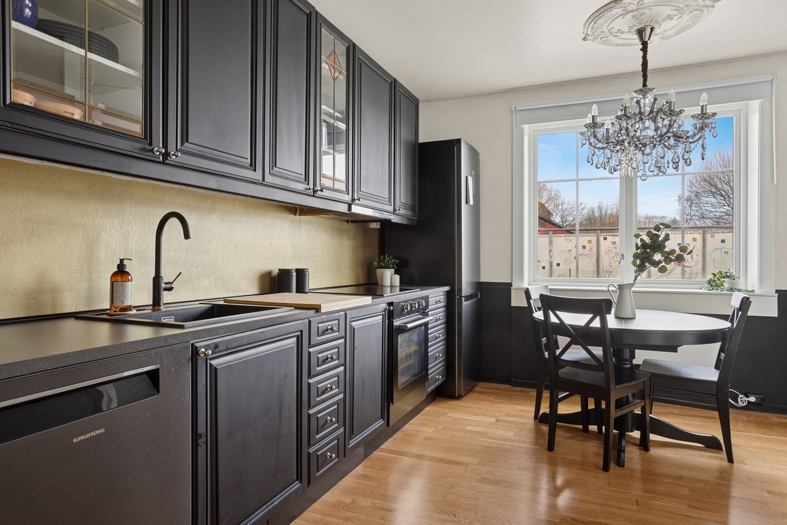 Kjøkkenet er ca 12,2 m² og har en mørktonet innredning som består av over- og underskap med folierte fronter og skrog. Galleribilde