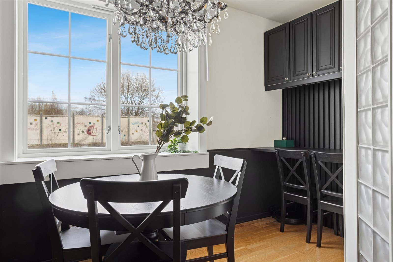 Fra kjøkkenet har du fint utsyn mot borettslagets felles utearealer. Galleribilde