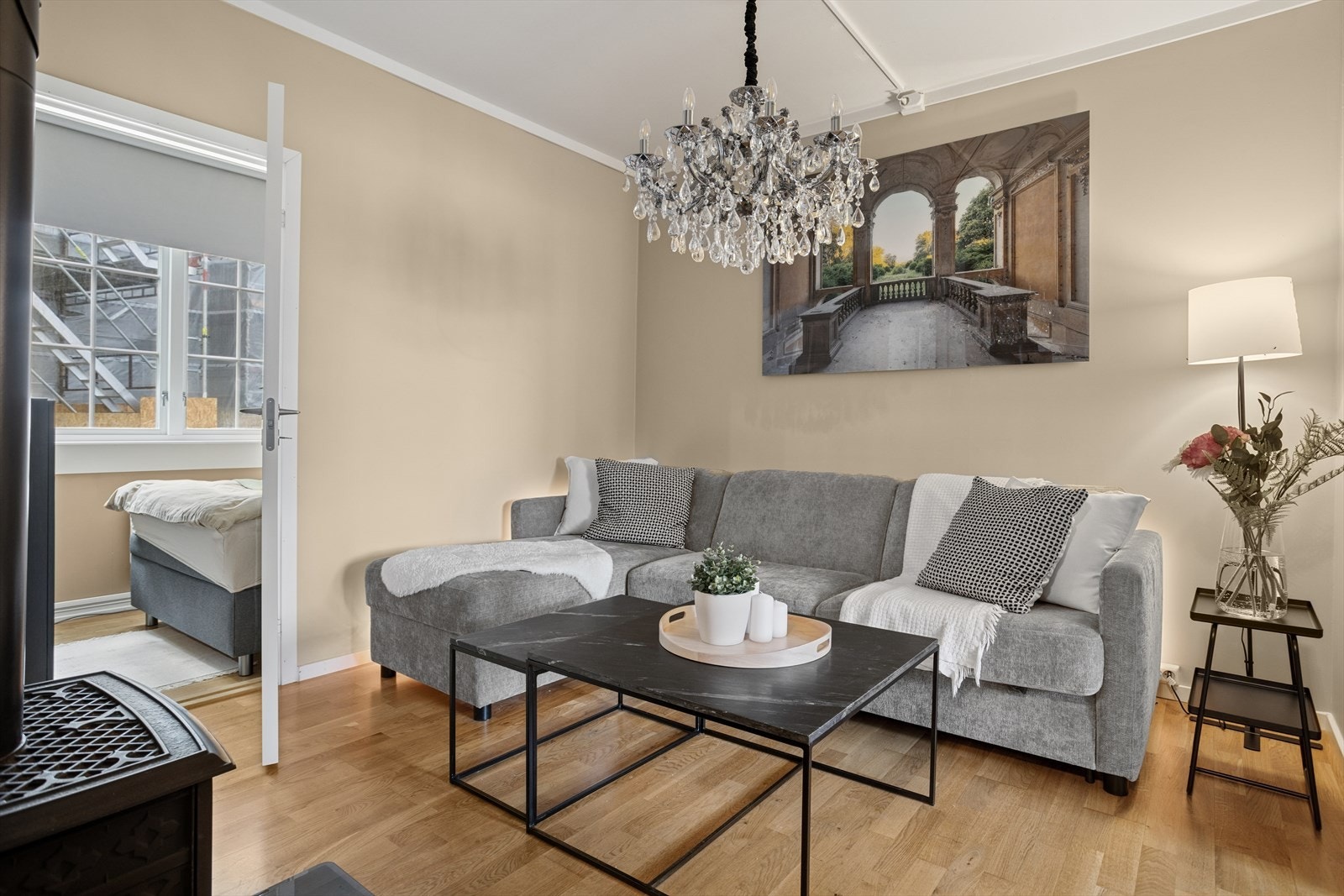 Leilighetens stue er ca 10 m² og er malt opp i en lun veggtone. Galleribilde