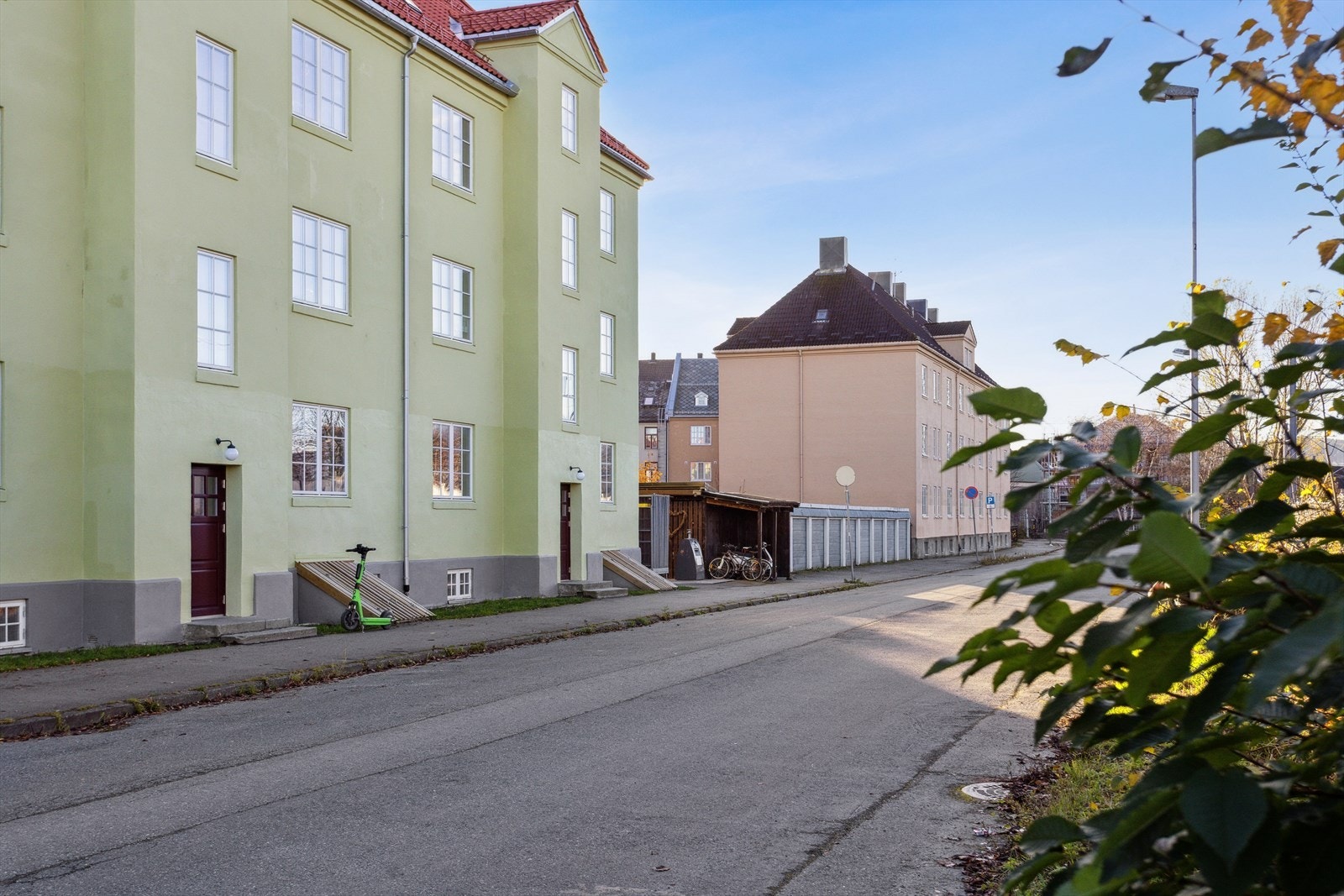 Bygget har nylig gjennomgått renovering av fasader - ny vinduer m.m. Galleribilde