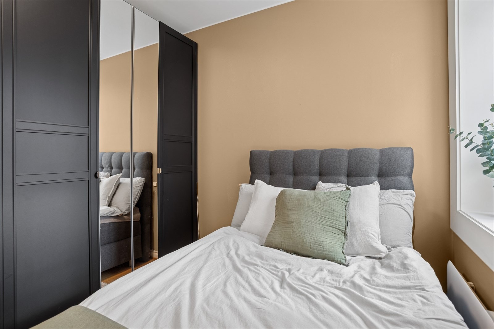 Hele leiligheten har annen planløsning enn opprinnelig. Opprinnelig soverom er i dag kjøkken. Tidligere kott er utvidet mot kjøkken og omgjort til bad. Tidligere kjøkken er omgjort til soverom. Galleribilde