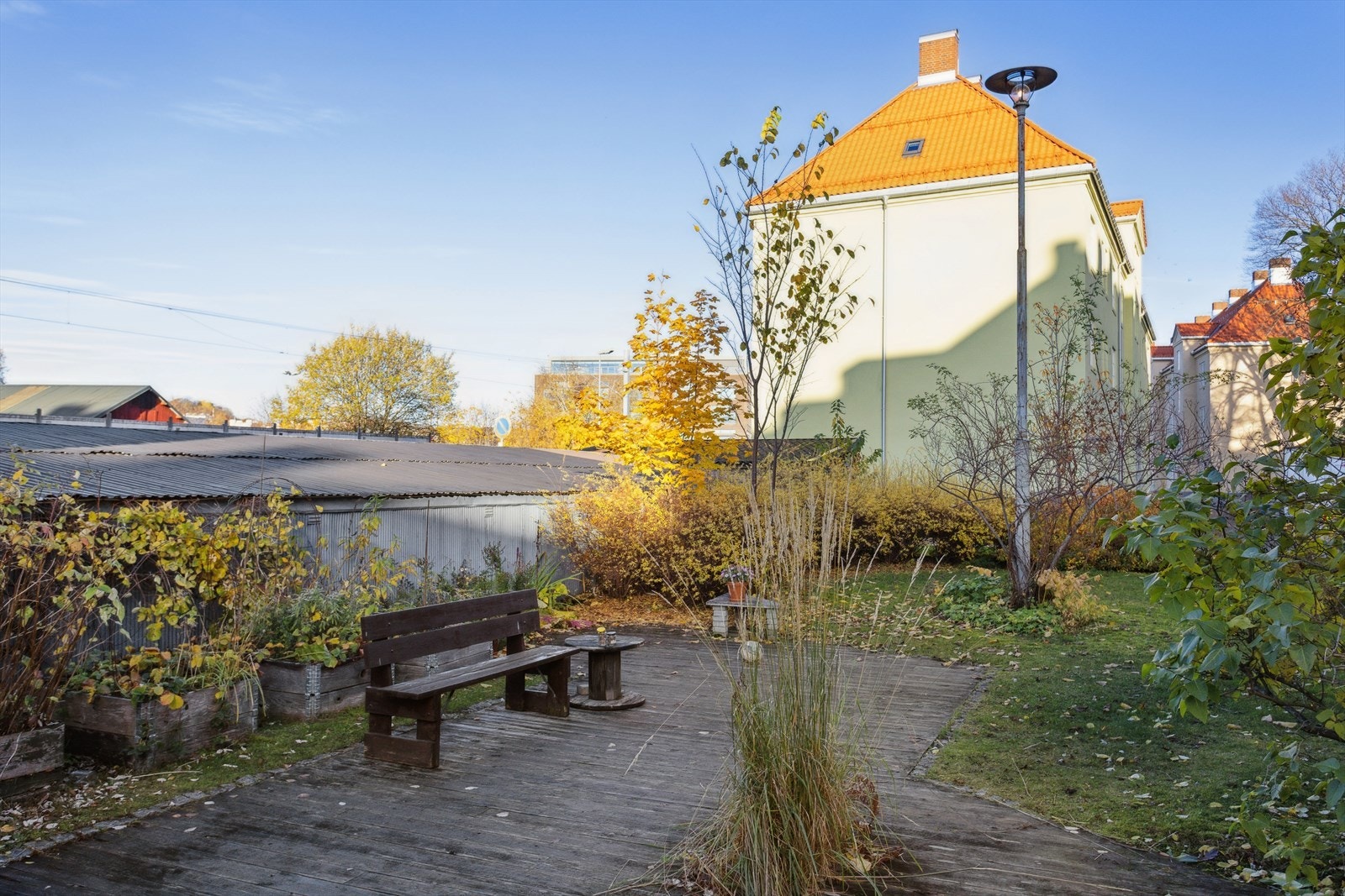 Borettslaget har felles hage med sitteplass. Enkelt å ha folk på besøk. Mulighet for å sitte flere gjester ute også. Galleribilde