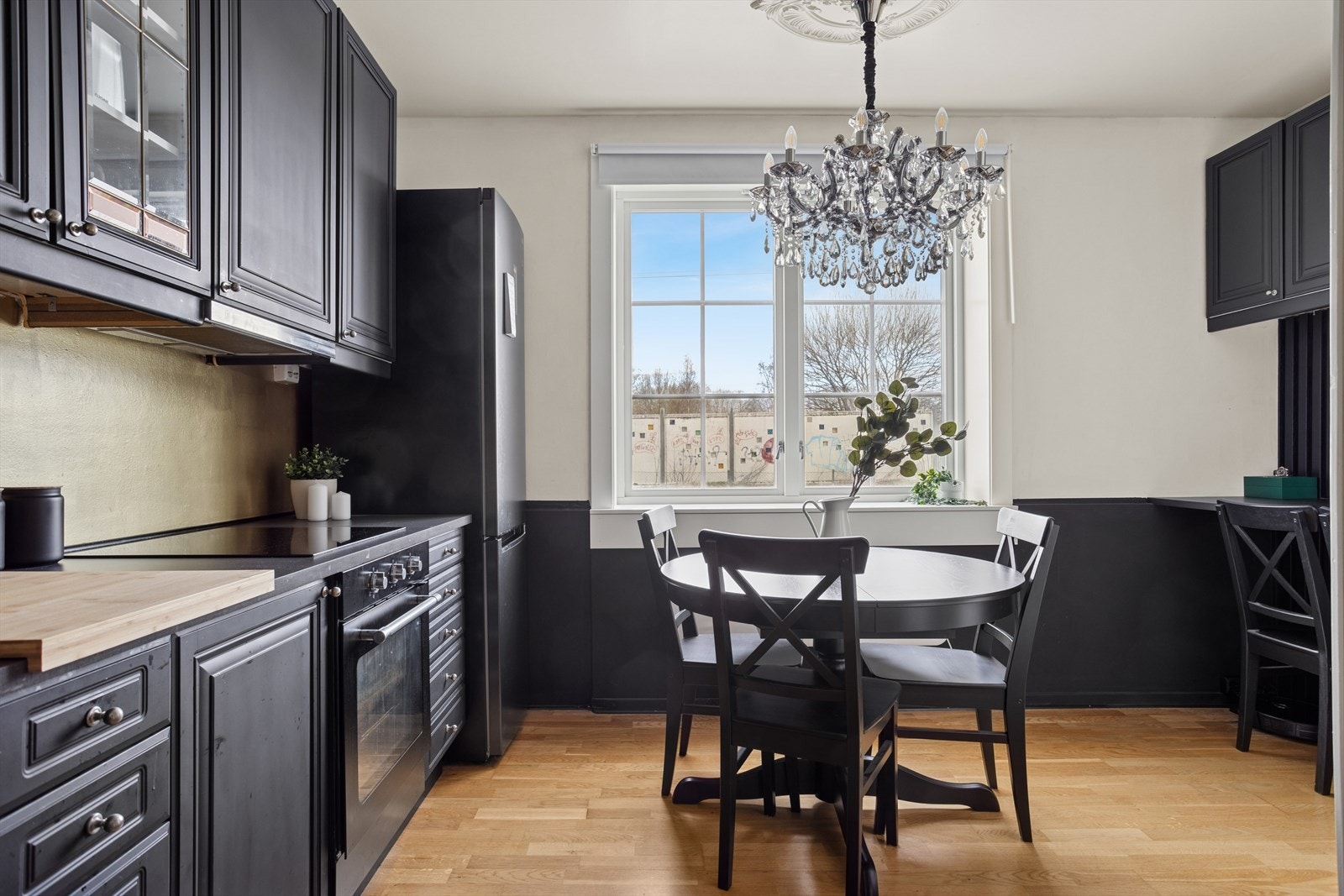 Kjøkkenet har god plass til spisebord og rikelig med skap- og benkeplass. Integrert platetopp, stekeovn og ventilator. Kjøleskap og oppvaskmaskin kan følge med mot ekstra kostnad. Galleribilde