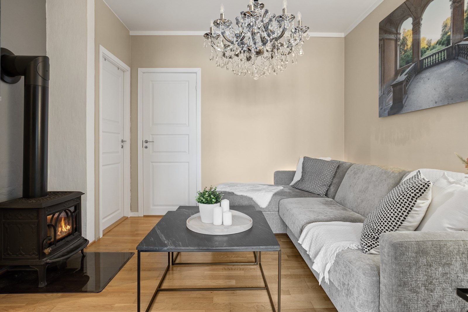 Stuen er malt opp i en lun- og behagelig veggfarge. Galleribilde