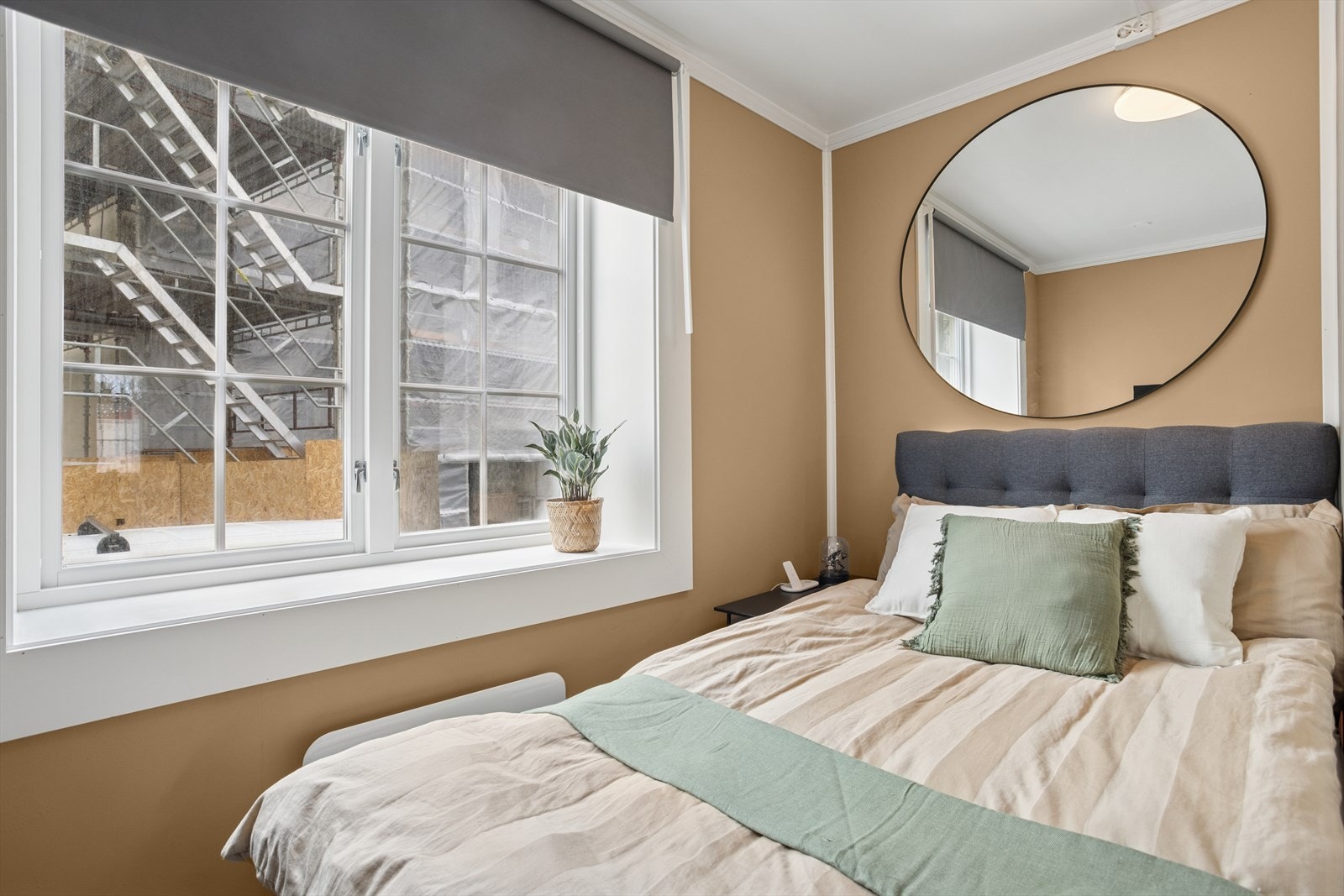 Leiligheten har to lune- og gode soverom på hhv. ca 6,5 og 4,7 m² - det er garderobeskap på begge. Galleribilde