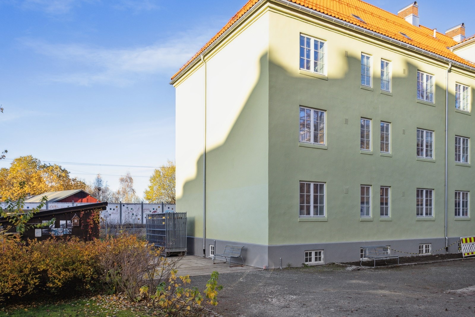 Området byr på et godt kollektivtilbud med hyppige avganger og flere dagligvarebutikker innen gangavstand, samt et bredt utvalg treningssentre. Det er få minutters gange til Solsiden, som tilbyr alt av servicefasiliteter. Galleribilde