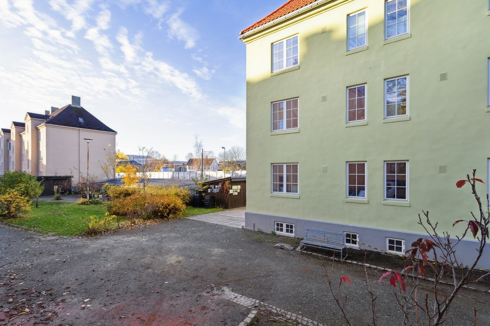 Leiligheten har en attraktiv og sentral beliggenhet på Lademoen. Bydelen er i god vekst, og har i de siste årene fått flere restauranter og puber i nærområdet. Galleribilde