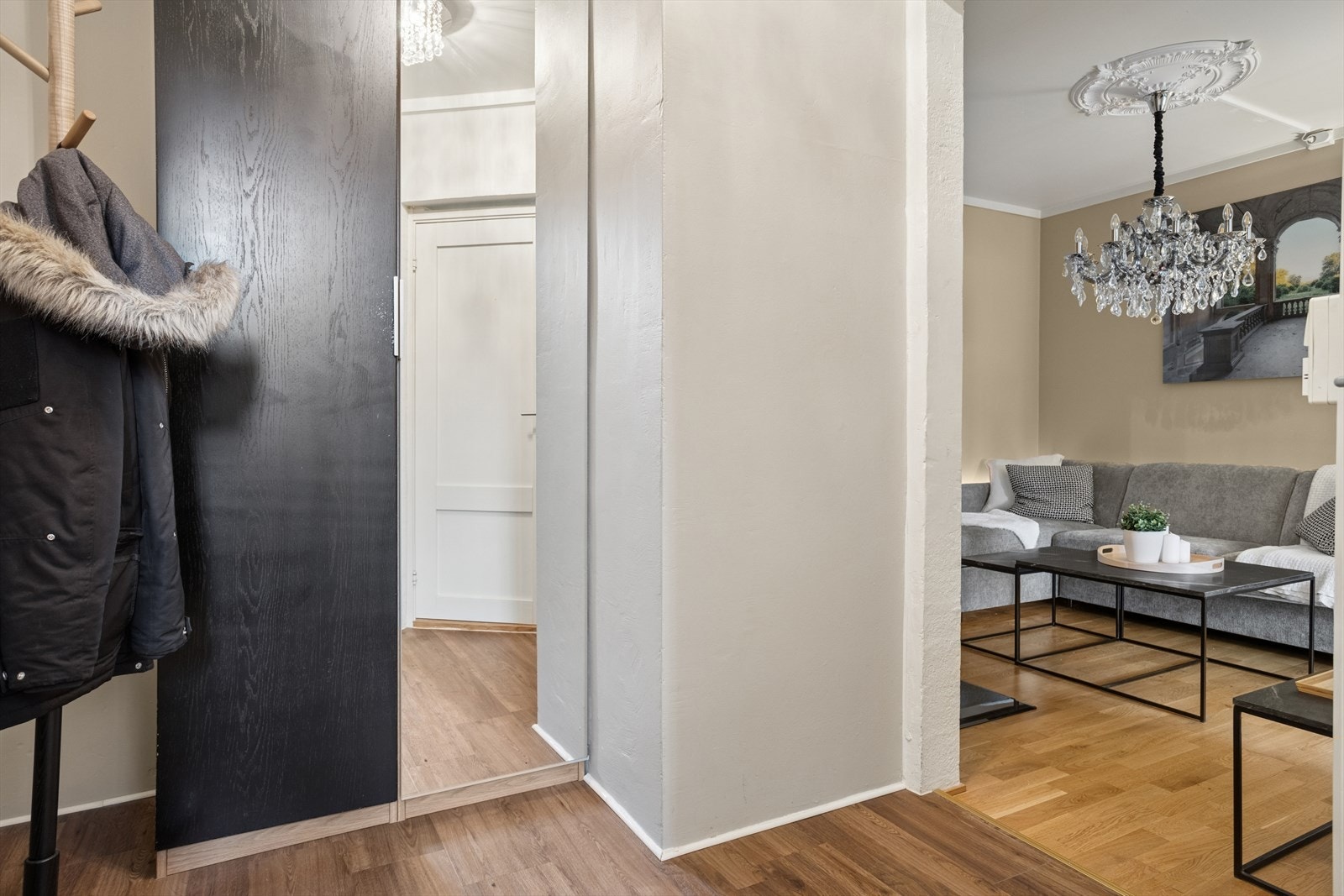 Leiligheten har en lysmalt entré på ca 4,6 m². Galleribilde