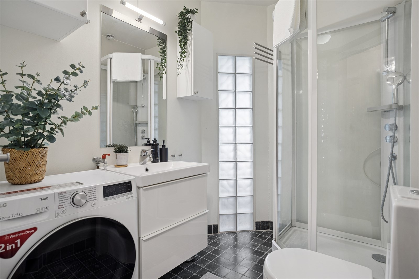 Leilighetens baderom er ca 3,7 m² og har flis på gulv med sokkelflis, malte slette vegger og malt slett himling. Galleribilde