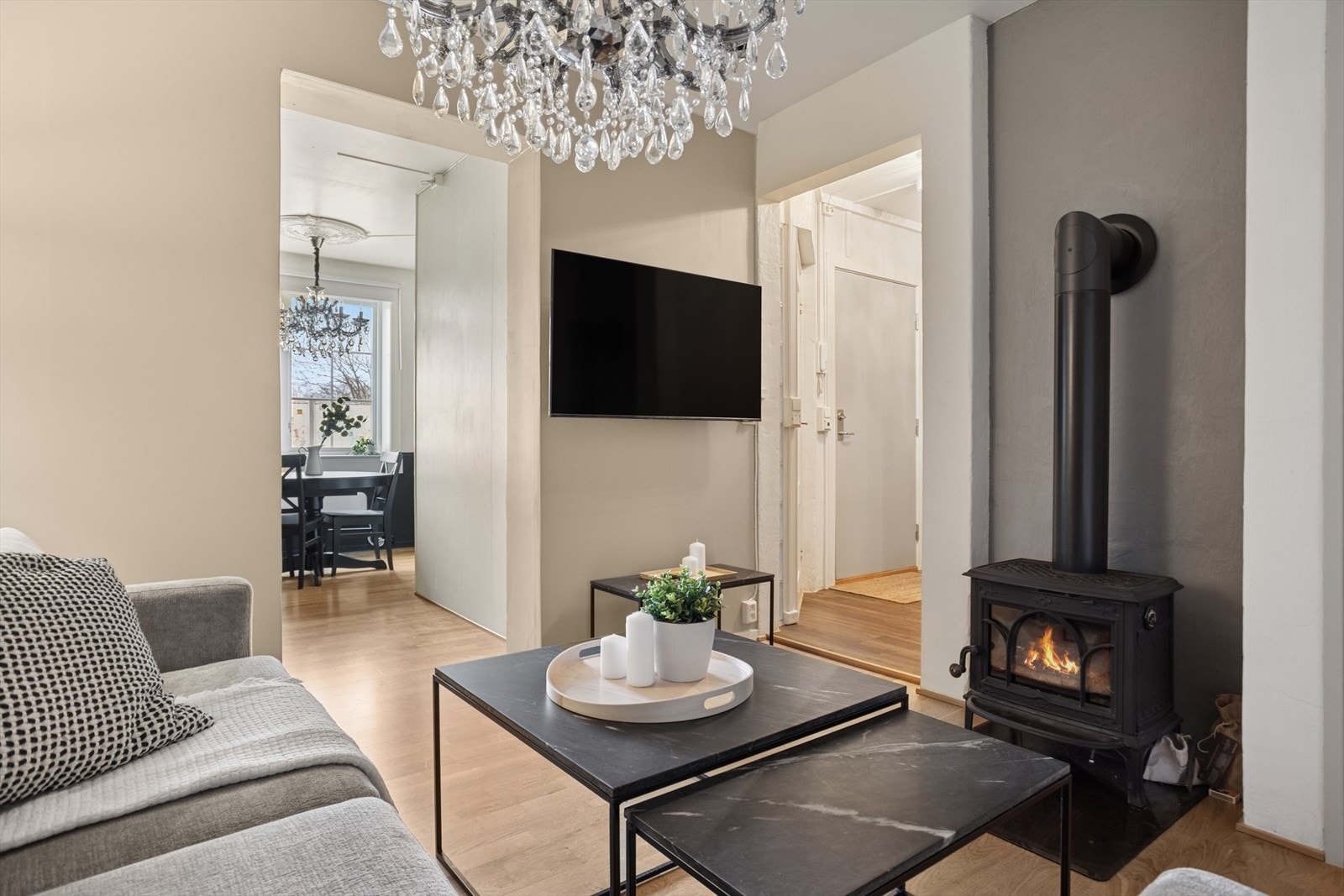 På stuen er det montert inn en praktisk og nyttig vedovn. Galleribilde