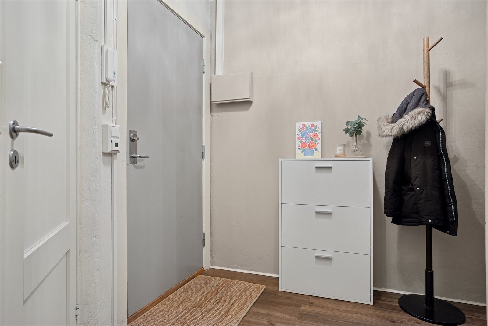 Her er det plass til garderobeskap og eventuelt et skoskap samt knaggrekke for yttertøy. Dørtelefon. Galleribilde