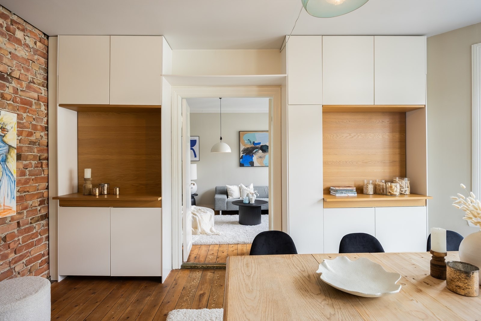 Leiligheten tilbyr særdeles god takhøyde, romslige rom og store vindusflater som er typiske bygårdskvaliteter og skaper en eksepsjonell romfølelse. Galleribilde