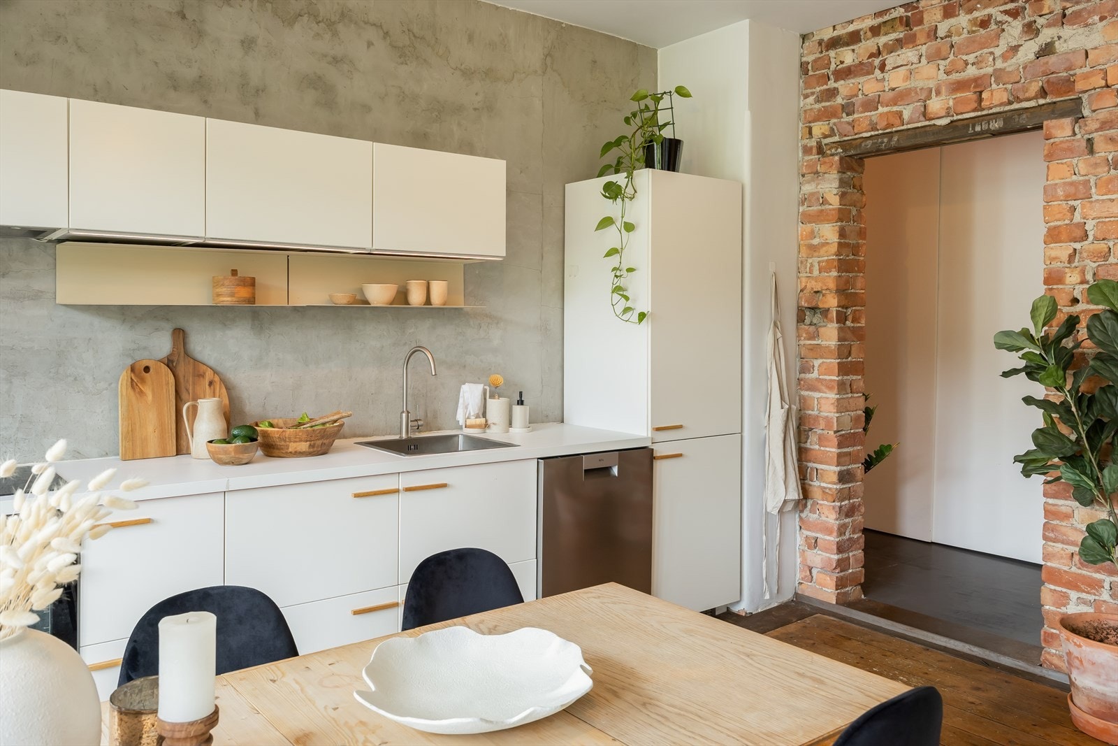 Velkommen til Klæbuveien 48- En særegen og oppusset 3-roms toppleilighet på hele 91 m² i klassisk og oppgradert bygård. Galleribilde