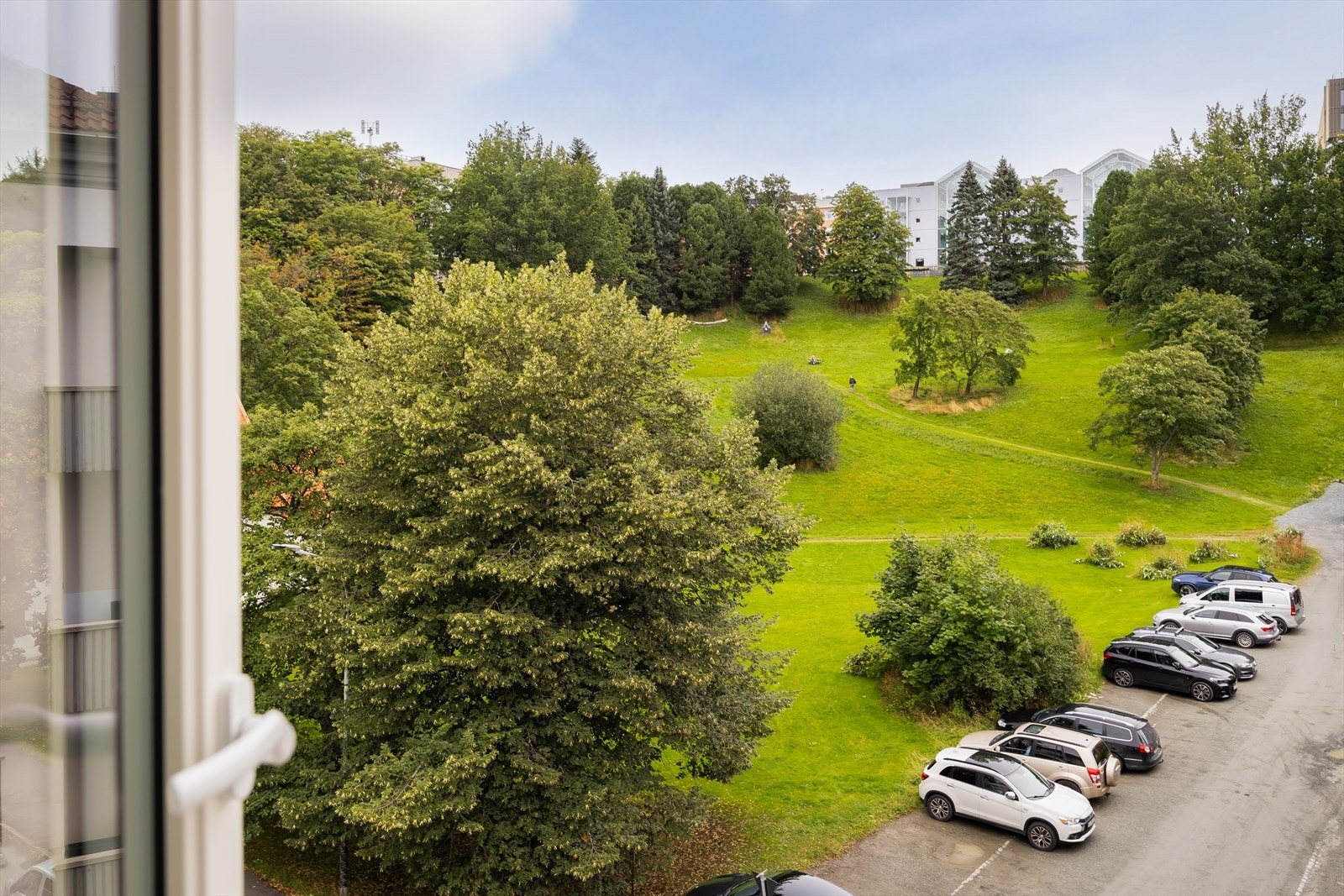 NTNU Gløshaugen ligger rett på andre siden av parken. Det er mulighet for soneparkering rett utenfor bygget. Galleribilde