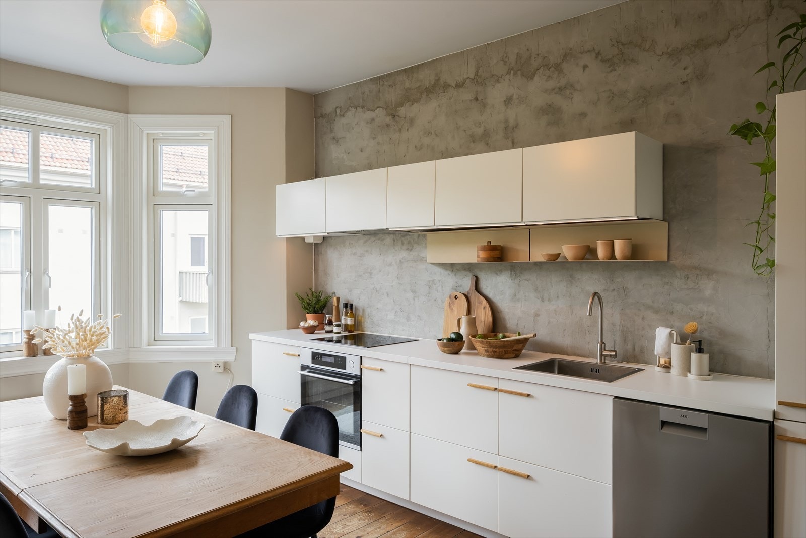 Det er plass til romslig spisegruppe på kjøkkenet. Galleribilde