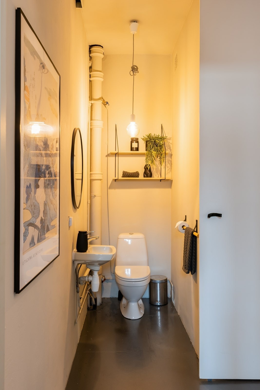 Adkskilt toalettrom i gang, som er svært praktisk dersom man bor flere sammen. Nytt blandebatteri og festet av servant av rørlegger i 2025. Galleribilde