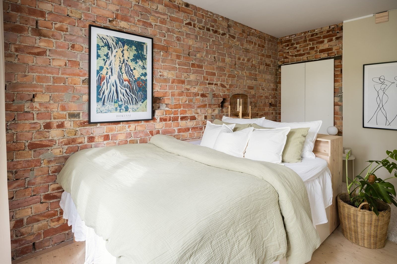 Dobbeltseng på hovedsoverommet er plassbygd og medfølger handelen. Galleribilde