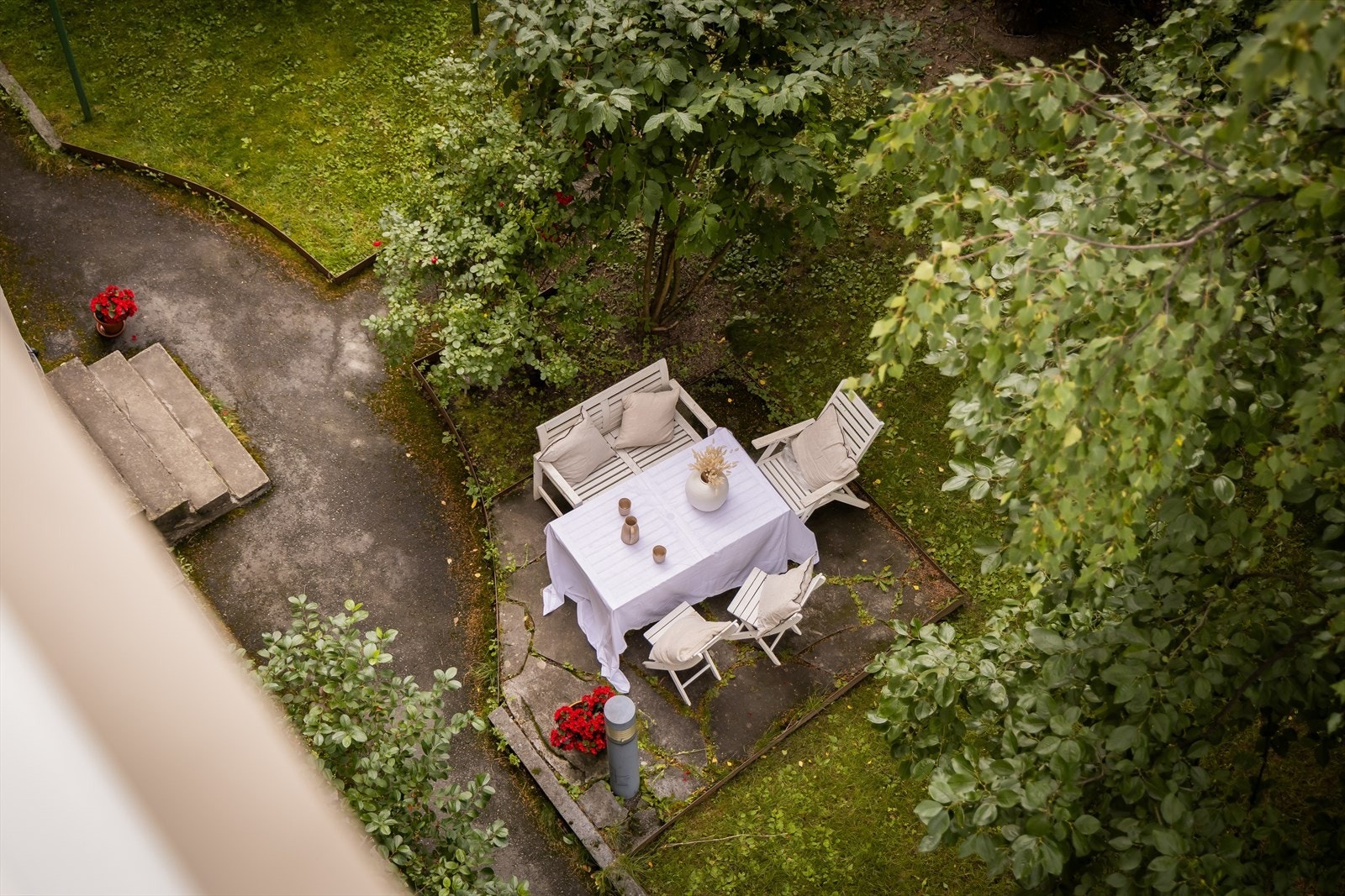 Bakgård sett fra leiligheten. Galleribilde