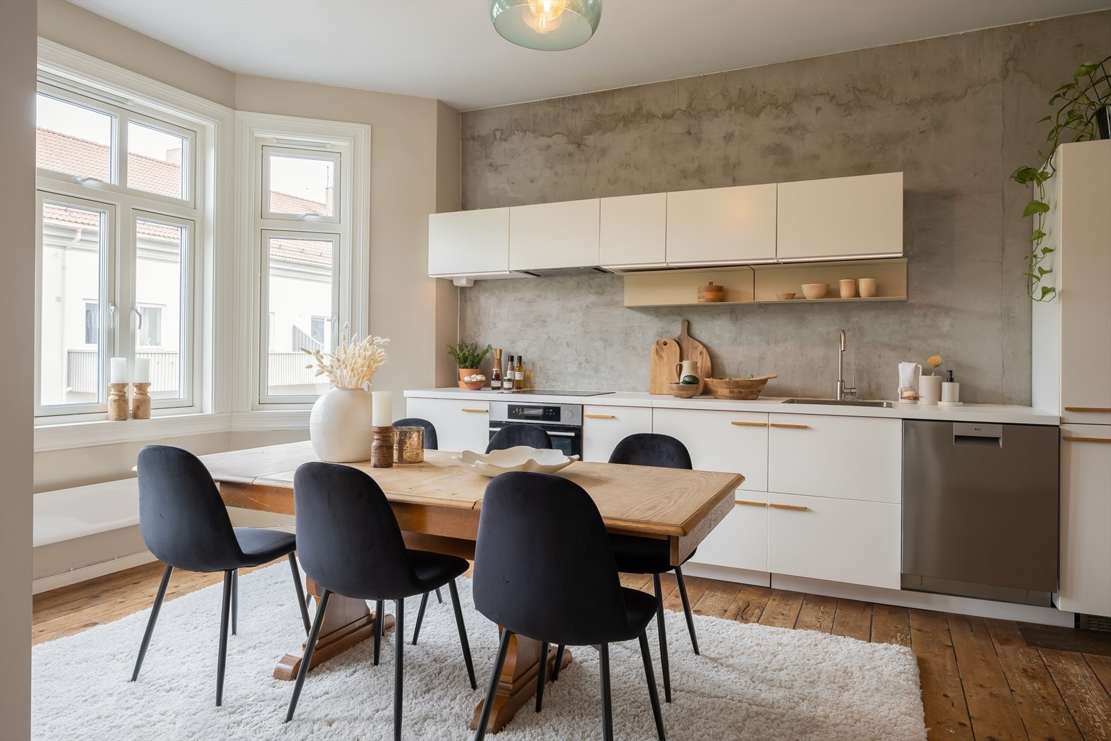 Moderne og tidløst kjøkken med slette fronter. Her er det integrerte hvitevarer som kombiskap, oppvaskmaskin fra 2024, platetopp og stekeovn som medfølger handelen. Elektrisk anlegg ble utbedret i 2025 etter kontroll av elektriker. Galleribilde