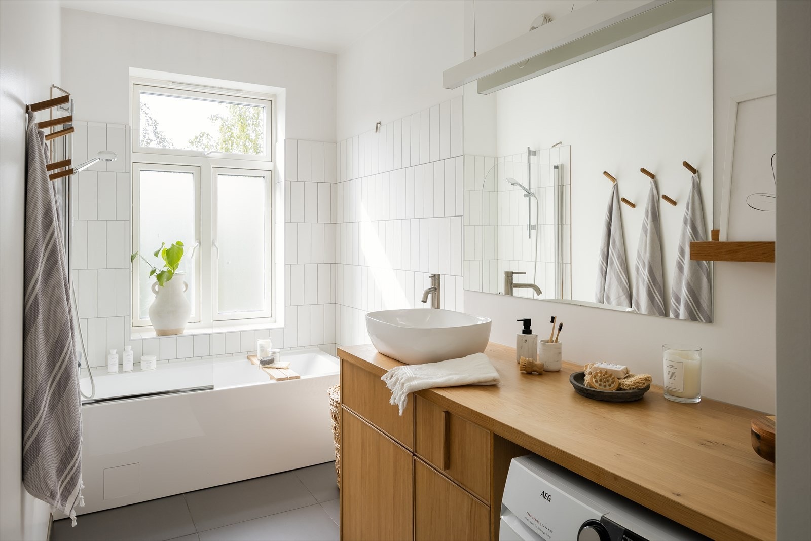 Moderne og flislagt bad med gulvvarme og ble totaloppusset i 2018. Det er opplegg til vaskemaskin på badet som er innebygd. Vaskemaskin kan medfølge handelen. Galleribilde