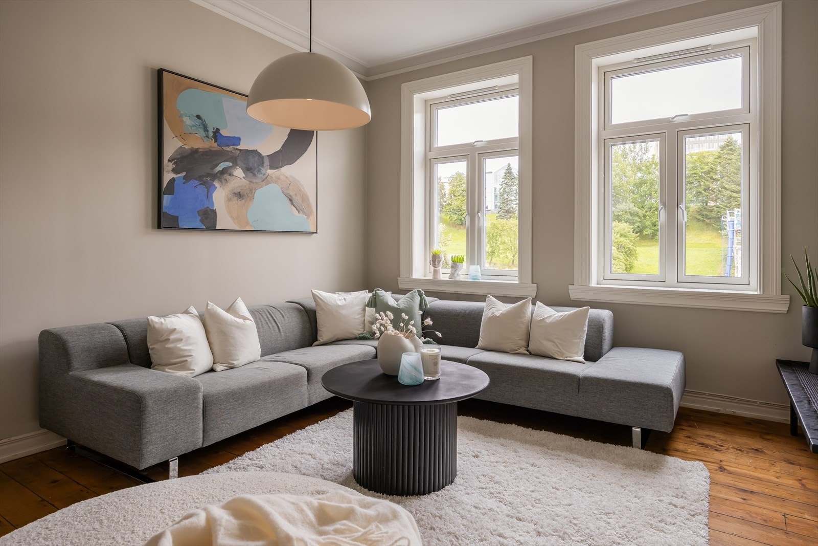 Stuen er også av god størrelse på hele 20 m². Både stue og kjøkken ligger vendt ut mot Høyskoleparken. Galleribilde