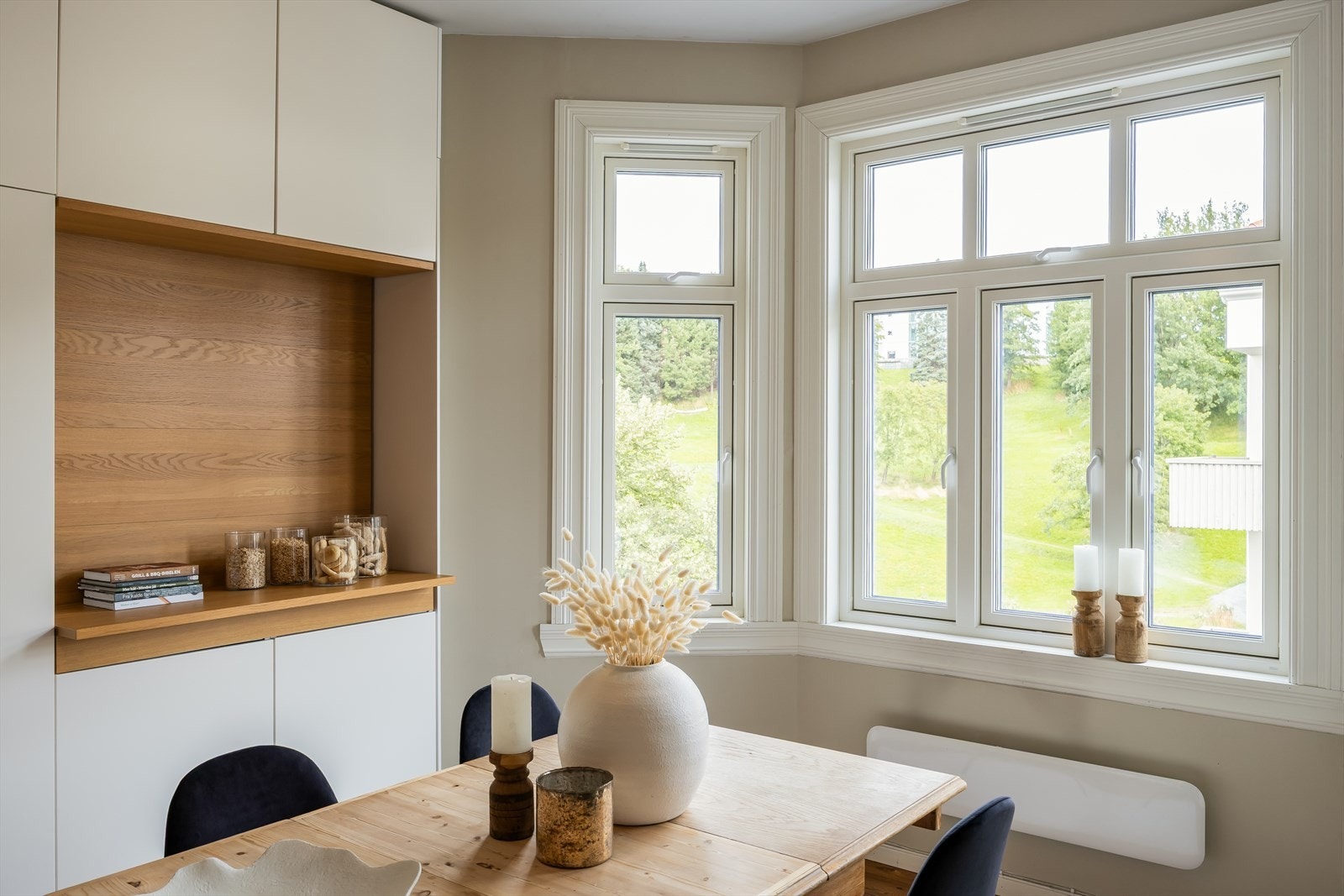 Leiligheten vender ut mot frodige Høyskoleparken og Klæbuveien som er en enveiskjørt gate. Galleribilde