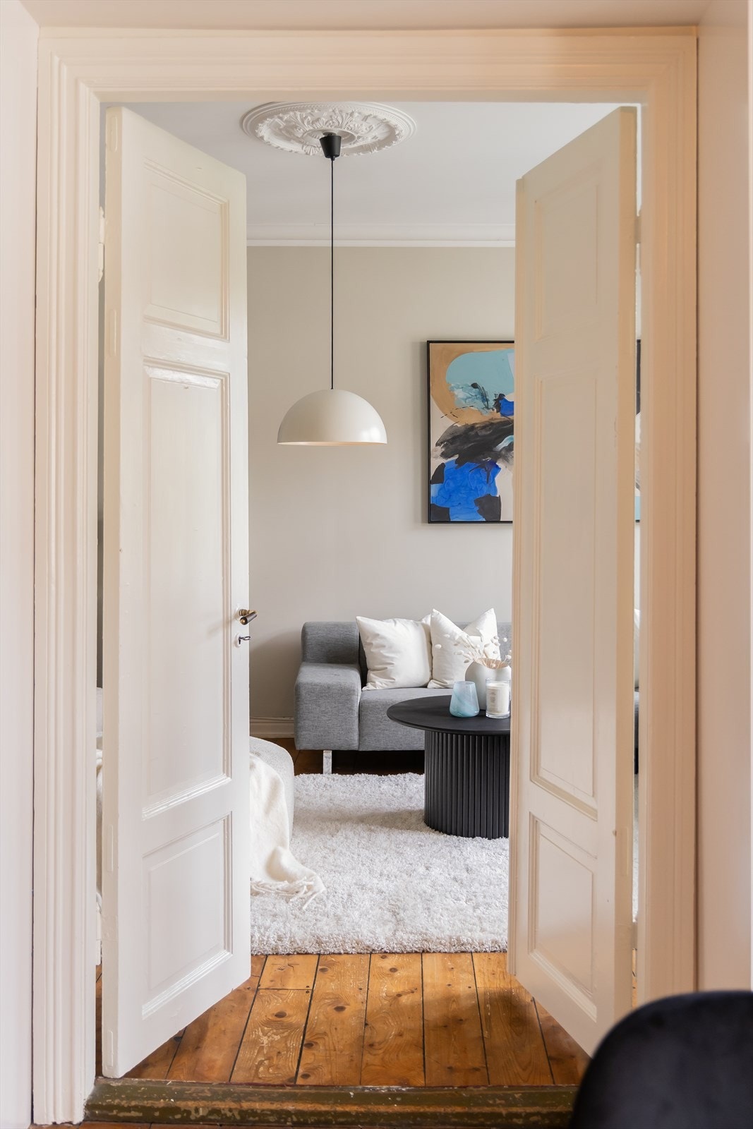 Leiligheten har eksepsjonell romfølelse med god takhøyde, dobbeldør, rause vindusflater og typiske bygårdsdetaljer som rosett i taket. Gulv på stue og kjøkken er originalt tregulv fra 1912 som er pent bevart. Galleribilde