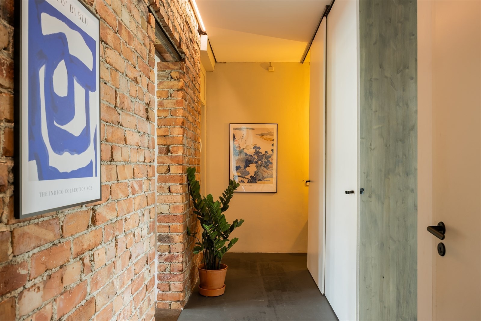 Leiligheten har noen svært ekstraordinære løsninger med garderober og skyvedører, som er blant annet spesialtilpasset takhøyden. Galleribilde