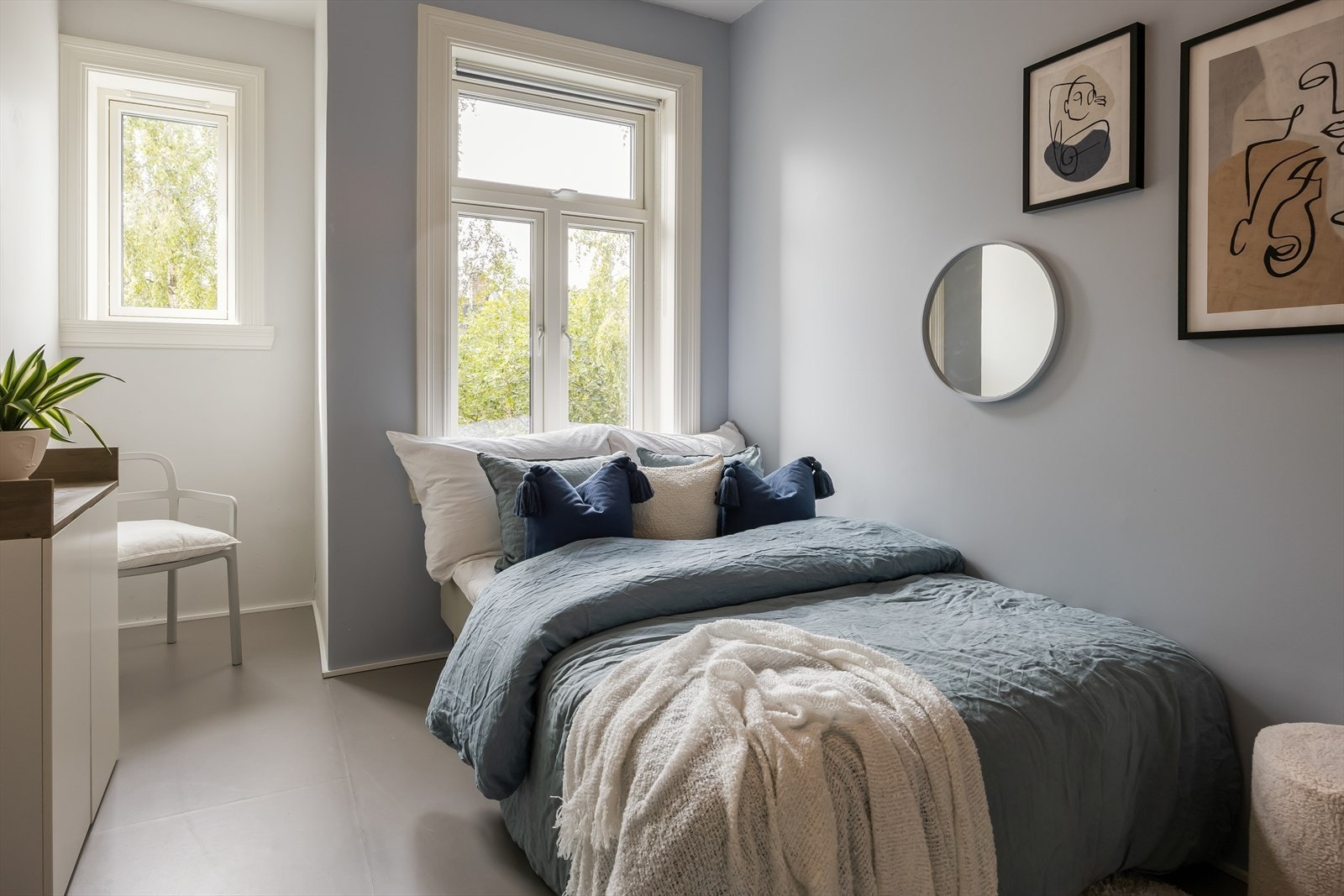 Begge soverommene vender ut mot bakgård. Galleribilde