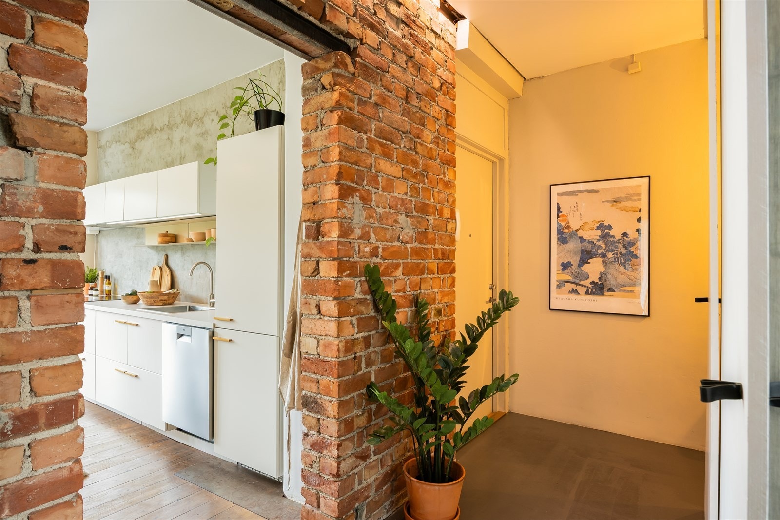 Leiligheten disponerer to boder i kjeller og en på loft for praktisk oppbevaring. Sykkelparkering er etablert i hagen, med plass under tak. Galleribilde