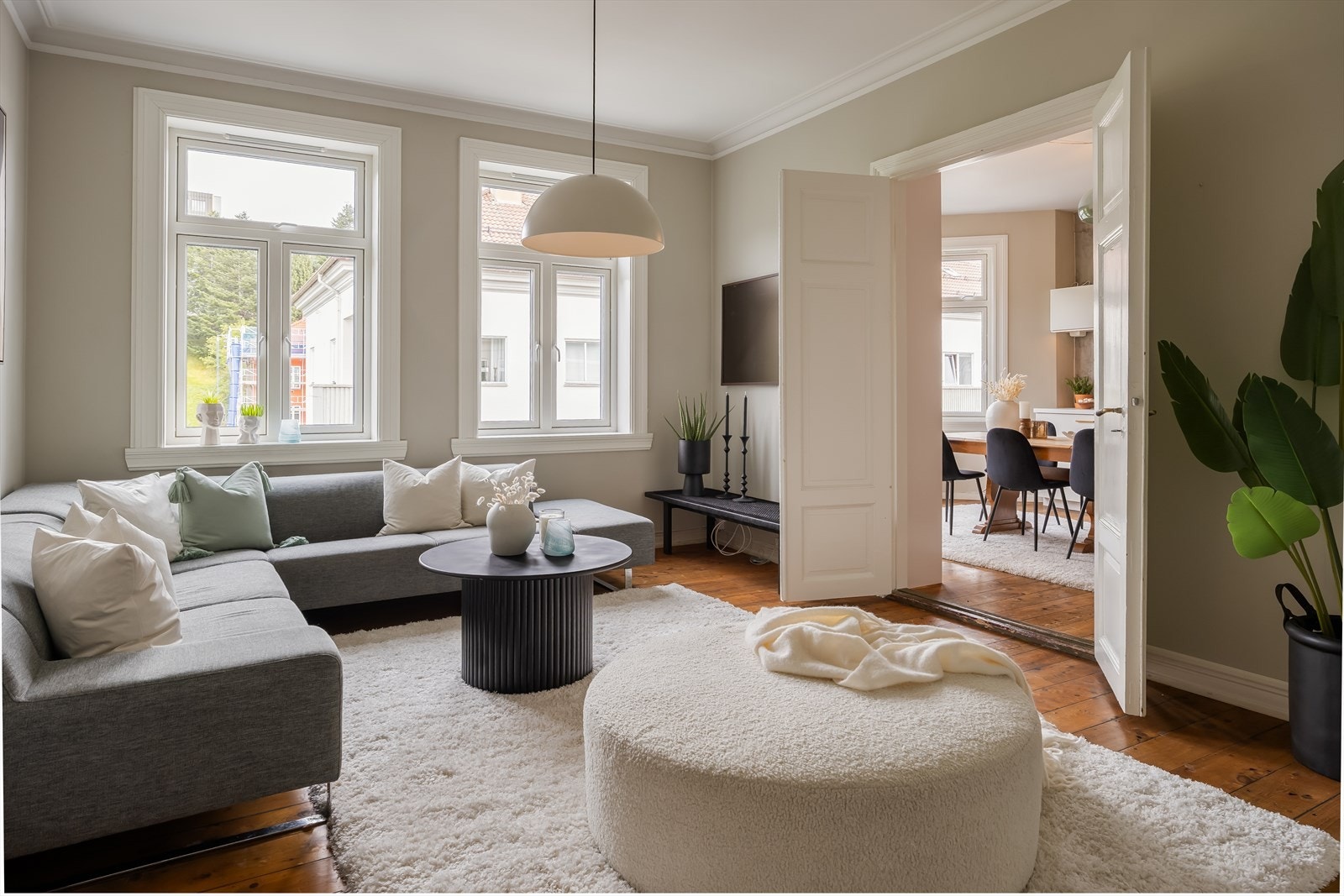 Leiligheten har flere gode løsninger med plassbygde skap og mye lagringsplass. Galleribilde