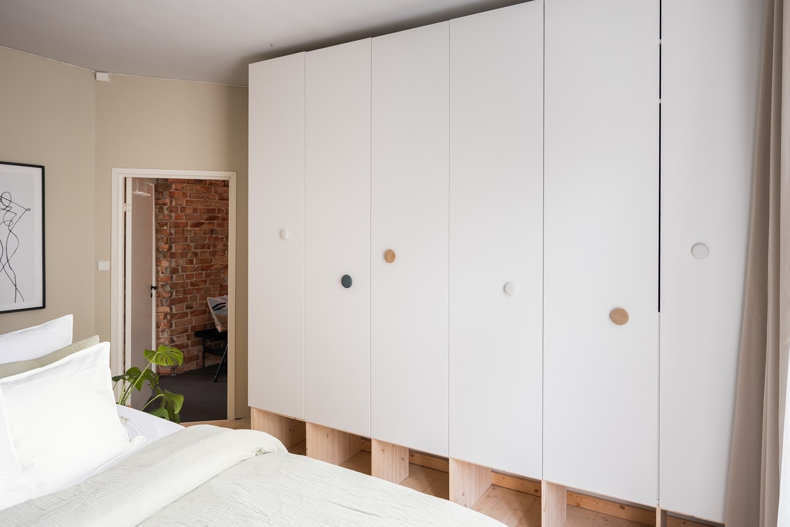 Plassbygde garderobeskap fra gulv til tak medfølger handelen. Galleribilde